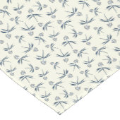 Budding Blue Branches auf Creme - nahtloses Muster Kurzer Tischläufer (Ecke)