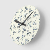 Budding Blue Branches auf Creme - nahtloses Muster Runde Wanduhr (Winkel)