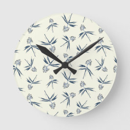 Budding Blue Branches auf Creme - nahtloses Muster Runde Wanduhr