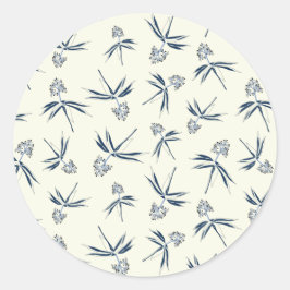 Budding Blue Branches auf Creme - nahtloses Muster Runder Aufkleber