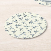 Budding Blue Branches auf Creme - nahtloses Muster Runder Pappuntersetzer (Angewinkelt)