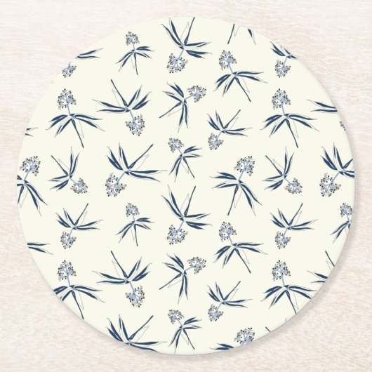 Budding Blue Branches auf Creme - nahtloses Muster Runder Pappuntersetzer (Vorderseite)