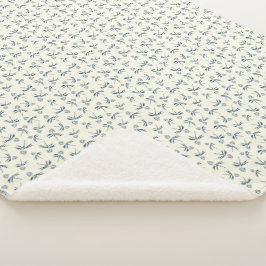 Budding Blue Branches auf Creme - nahtloses Muster Sherpadecke