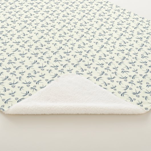 Budding Blue Branches auf Creme - nahtloses Muster Sherpadecke (3/4)