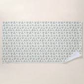 Budding Blue Branches auf Creme - nahtloses Muster Strandtuch (Vorderseite)