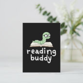 Buddy Niedlich Bookworm mit Buch lesen Postkarte (Stehend Vorderseite)
