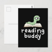 Buddy Niedlich Bookworm mit Buch lesen Postkarte (Vorne/Hinten)