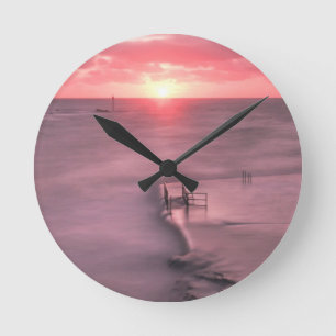 Bude Gezeiten- Pool-Überlauf am Sonnenuntergang, Runde Wanduhr