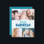Budget 3 Foto Happy Hanukkah Turquoise Stars Card<br><div class="desc">"Happy Hanukkah." Spaß, spielerische, skurrile handgefertigte Typografie und ein zufälliger Star von David Muster in helltürkisblauem Blau, alles überlagernde Aquablau gezeichnete Linien auf weißem Hintergrund, zusammen mit 3 Fotos Ihrer Wahl, helfen Ihnen, in Hanukkah zu beginnen. Handgezeichnete türkisfarbene Linien überlagern einen aquamarinen blauen Hintergrund auf der Rückseite. Fühlen Sie die...</div>