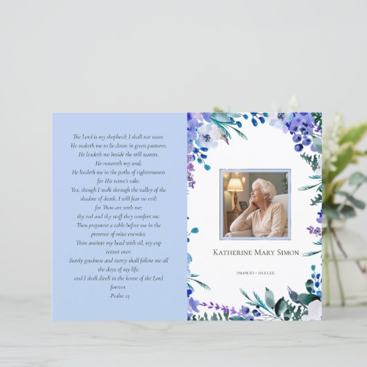 Budget 4 Seite Beerdigung Programm Soft Blue Flora (Stehend Vorderseite)