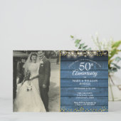 Budget 50 Jubiläum Blue Rustic Foto Einladung (Stehend Vorderseite)