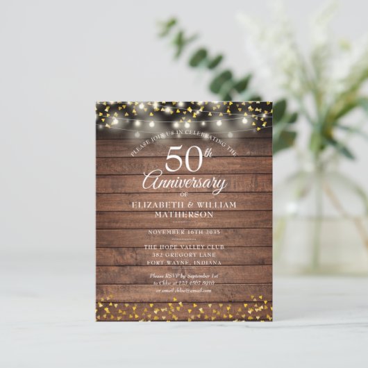 Budget 50 Jubiläum Rustic Gold Hearts Einladung (Stehend Vorderseite)