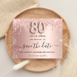 Budget 80. Geburtstag Rose Glitzer Save the Date<br><div class="desc">Eine gmädchenhafte und trendige Save the Date-Karte für eine 80. Geburtstagsfeier. Rose goldener Hintergrund mit Rose Gold und Imitate silberne Glitzer Tropfen. Personalisieren und fügen Sie Datum und Namen/Text hinzu. Der Text: Save the Date wird mit einem großen angesagten, handgeschriebenen Stilskript mit Swashes geschrieben. Nummer 80 mit einem Schriftart im...</div>