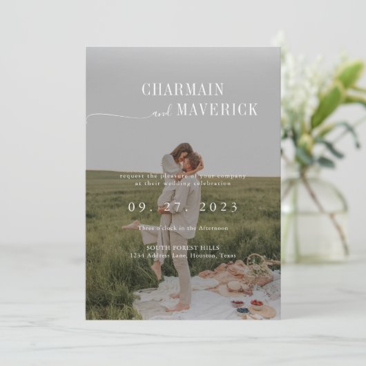 Budget alles in einem + QR-Code Dusty Blue Wedding Einladung (Stehend Vorderseite)