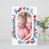 Budget Arch Blue Holly Berries Foto Holiday Card (Stehend Vorderseite)