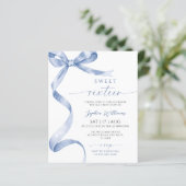 Budget Blue Bow Sweet 16 Geburtstag Einladung (Stehend Vorderseite)