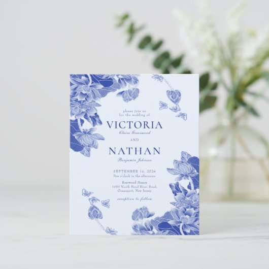 Budget Blue Floral Chinoiserie Chic Foto Hochzeit (Stehend Vorderseite)