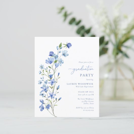 Budget Blue Floral Girl Graduation Party lädt ein (Stehend Vorderseite)