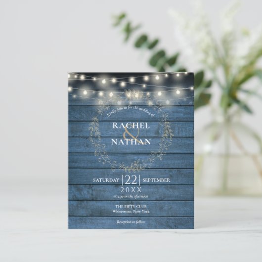 Budget Blue Rustic String Lights Wedite Einladung (Stehend Vorderseite)