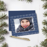 Budget Blue White Menorah Muster Hanukkah Foto<br><div class="desc">Budget Rustic Blue White Menorah Hanukkah Foto-Karte mit einem festlichen Muster der Feiertage menorahs und Ihr individuelles Foto. **Unser BUDGET Papier ist kleiner,  leichter und zarter,  aber trotzdem schön! Vergessen Sie nicht die Umschläge!** Wenn Sie Hilfe oder passende Artikel benötigen,  kontaktieren Sie uns bitte unter katescreationszazzle@gmail.com</div>