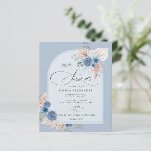 Budget Boho Dusty Blue Pampas Sweet 16 Einladung (Stehend Vorderseite)