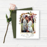 Budget Boho Floral Arch Foto Save the Date<br><div class="desc">Modernes, dennoch rustikales, elegantes Boho Floral Arch Wedding Foto Save the Date mit einem Imitat Goldfolienbogen verpackt mit warmen, Herbst-Blume und Pampas Gras. Ihr Foto, gepaart mit unserer Typografie und Ihren Details, macht dies zu einem atemberaubenden Save the Date für Ihre moderne Hochzeit. **Unser BUDGET Papier ist kleiner, leichter und...</div>