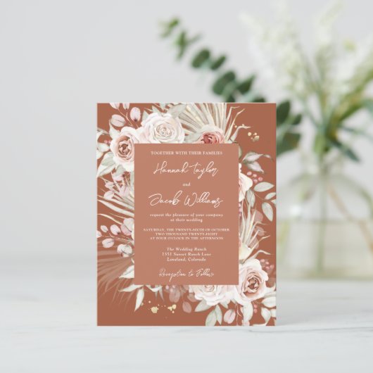 Budget Boho Terracotta Floral Wedding Einladung (Stehend Vorderseite)