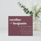 Budget Bold Burgundy Chic Moderne Hochzeit Einladu (Stehend Vorderseite)