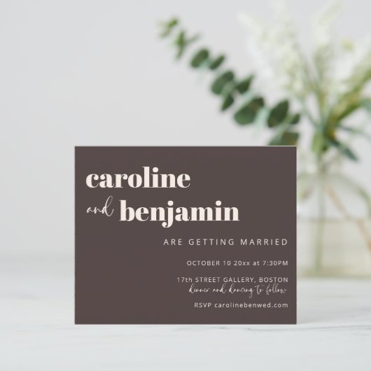 Budget Bold Warm Brown Chic Modern Wedding Invite (Stehend Vorderseite)