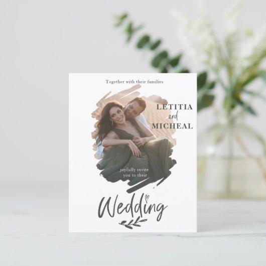 Budget Brush Stroke Foto Einladung Hochzeit (Stehend Vorderseite)