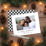 BUDGET Buffalo Karierte Skripte Frohe Weihnachten<br><div class="desc">BUDGET Buffalo Kariertes Skript Frohe Weihnachts-Foto-Weihnachtskarte mit Ihrem Lieblings-Foto und ein einfaches, aber elegantes Drehbuch Frohe Weihnachtsgrüße. Im hinteren Teil ist ein festlicher und rustikaler Büffel-karierter Karo im gemütlichen Winterschwarz und Weiß verziert. Ideal für Ihre Ferienkarten in diesem Jahr! **Unser BUDGET Papier ist kleiner, leichter und zarter, aber trotzdem schön!...</div>