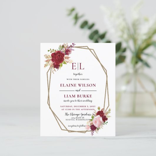 Budget Burgundy Blush Monogram Wedding Einladung (Stehend Vorderseite)