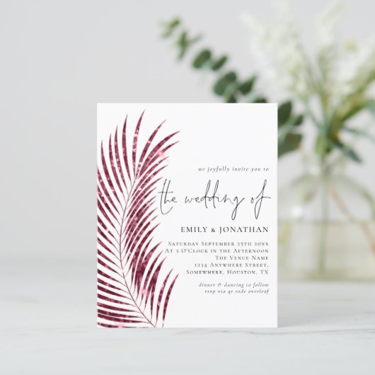 Budget Burgundy Glitzer Leaf QR Wedding Einladung (Stehend Vorderseite)