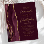 Budget Burgundy Gold Agate Wedding Einladung<br><div class="desc">Die links Kulisse dieser modernen Hochzeitseinladung besticht durch eine bordeauxrote Aquarellgrenze mit vergoldetem Imitat-Glitzer. Der benutzerdefinierbare Text kombiniert goldfarbenes Skript und singt serifenlose Schriftart auf bordeauxfarbenem Hintergrund. Auf der Rückseite ist ein passendes Bordeaux- und Gold-Agate-Design.</div>