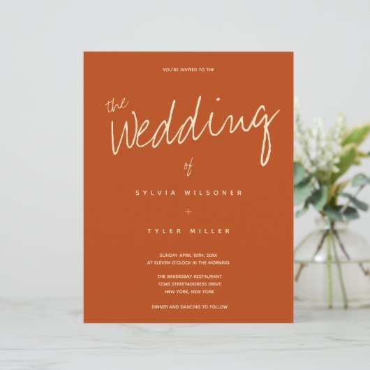 Budget Burnt Orange Typografie Einladung Hochzeit (Stehend Vorderseite)