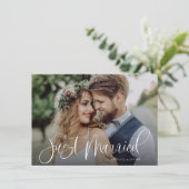 Budget Calligraphy Just Married Wedding Foto Ankündigung (Stehend Vorderseite)