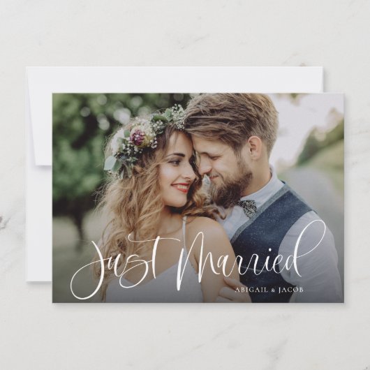 Budget Calligraphy Just Married Wedding Foto Ankündigung (Vorderseite)