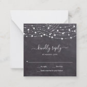 Budget Chalkboard String Lights Wedding RSVP Mitteilungskarte (Vorderseite)