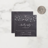 Budget Chalkboard String Lights Wedding RSVP Mitteilungskarte (Vorderseite/Rückseite Beispiel)