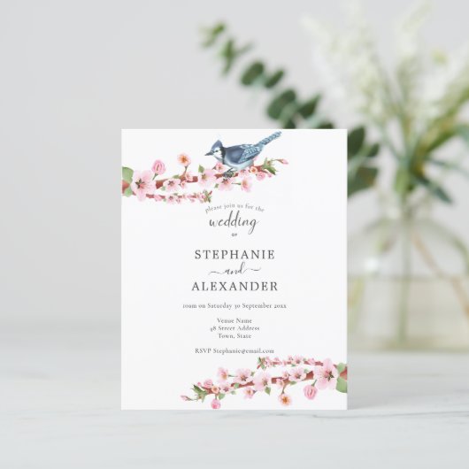Budget Cherry Blossom Blue Bird Wedite Einladung (Stehend Vorderseite)