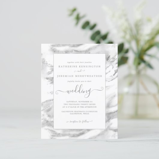 Budget Chic Silver Foil Marmor Hochzeitseinladung (Stehend Vorderseite)