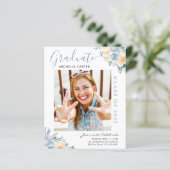 Budget Dusty Blue Floral Abschluss Ankündigung (Stehend Vorderseite)