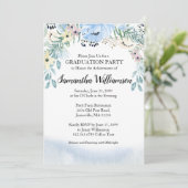 Budget Dusty Blue Floral Graduation Party Einladung (Stehend Vorderseite)