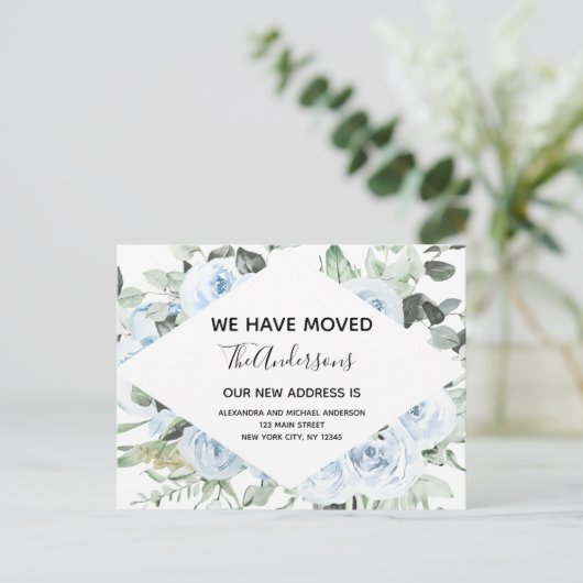 Budget Dusty Blue Floral Moving Ankündigung Postkarte (Stehend Vorderseite)