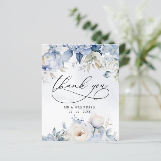 Budget Dusty Blue Floral Wedding Danke Karte (Stehend Vorderseite)