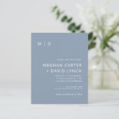 Budget Dusty Blue Monogram Wedding Einladung (Stehend Vorderseite)