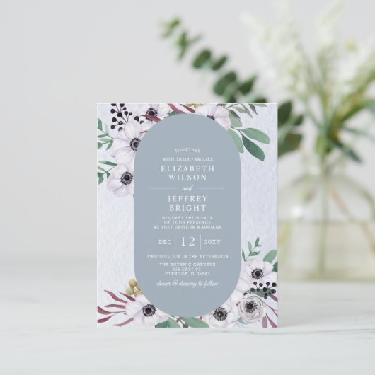 Budget Dusty Blue White Floral Wedding Einladung (Stehend Vorderseite)