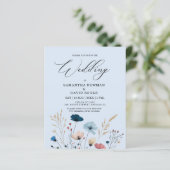 Budget Dusty Blue Wild Floral Wedding Einladung (Stehend Vorderseite)