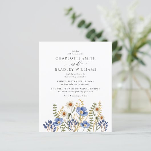 Budget Dusty Blue Wildblume Hochzeit Einladung (Stehend Vorderseite)