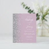 Budget Dusty Lila Silver Glitzer Wedding Einladung (Stehend Vorderseite)